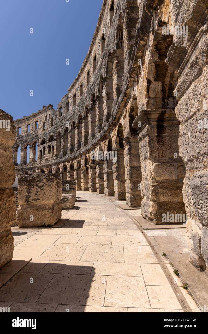 Le Pula Arena est un amphithéâtre romain situé à Pula et est le monument antique le plus grand et le mieux conservé de Croatie. Pula, Croatie, Europe Banque D'Images