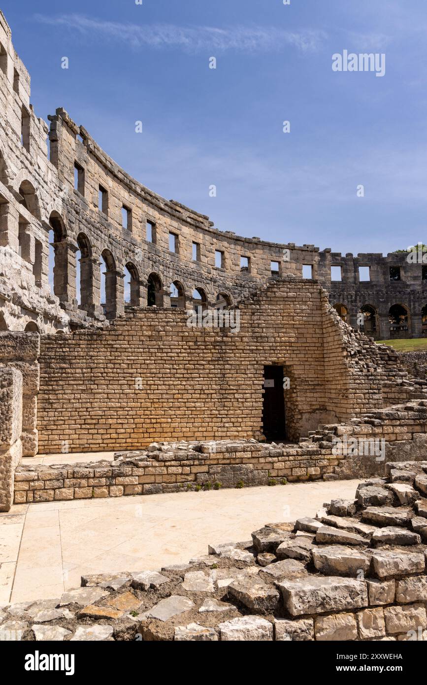 Le Pula Arena est un amphithéâtre romain situé à Pula et est le monument antique le plus grand et le mieux conservé de Croatie. Pula, Croatie, Europe Banque D'Images