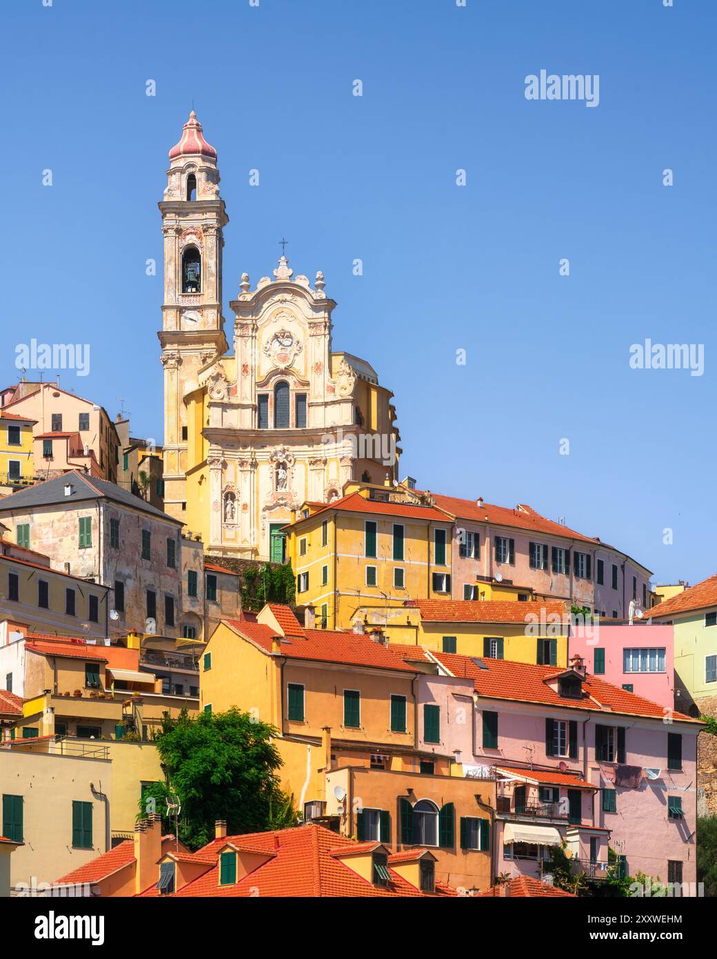 Horizon du village de Cervo et l'église San Giovanni Battista, provicne d'Imperia, région Ligurie, Italie Banque D'Images
