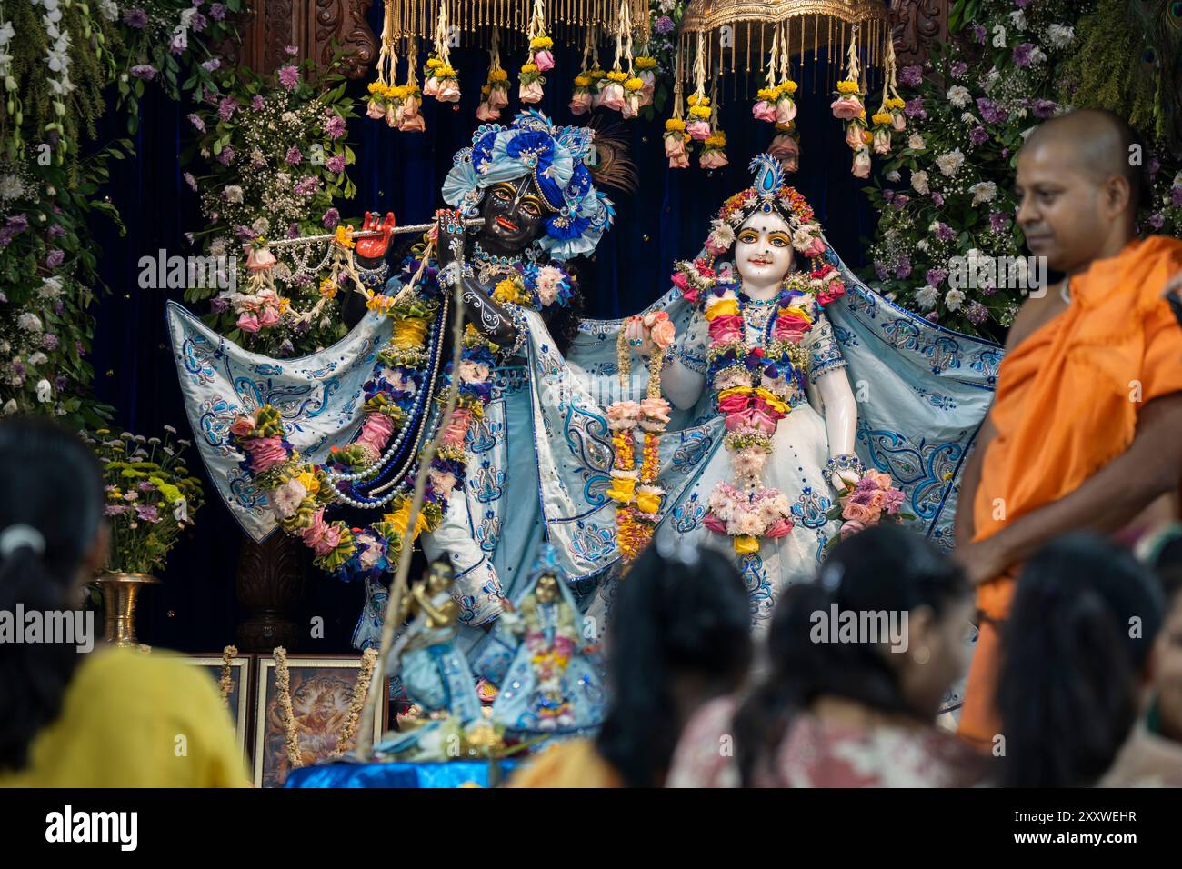 Guwahati, Inde. 26 août 2024. Les dévots offrent des prières au seigneur de la divinité hindoue Krishna à l'occasion du festival Janmashtami, au temple de la Société internationale pour la conscience de Krishna (ISKCON), le 26 août 2024 à Guwahati, Inde. Crédit : David Talukdar/Alamy Live News crédit : David Talukdar/Alamy Live News Banque D'Images