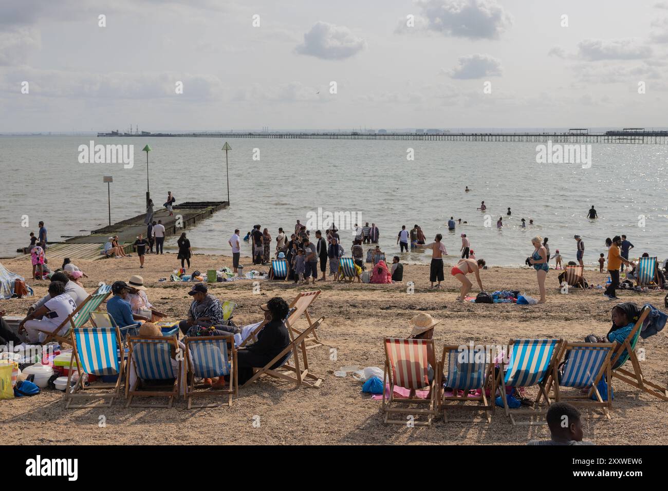 Southend on Sea, Royaume-Uni. 26 août 2024. Beaucoup de gens profitent du lundi chaud et sec de la fête de la banque pour se rendre à la plage. Les températures sont autour de 21c chaud et sec. Penelope Barritt/Alamy Live News Banque D'Images