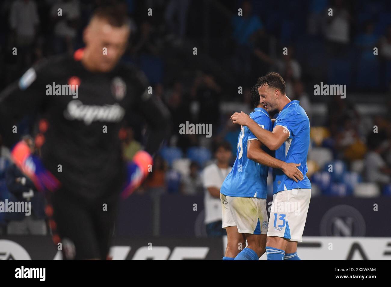 Naples, Italie. 25 août 2024. Giovanni Simeone de la SSC Napoli célèbre après avoir marqué avec Amir Rrahmani lors du match de Serie A entre la SSC Napoli et le Bologna FC au Stadio Diego Armando Maradona Naples Italie le 25 août 2024. Crédit : Franco Romano/Alamy Live News Banque D'Images