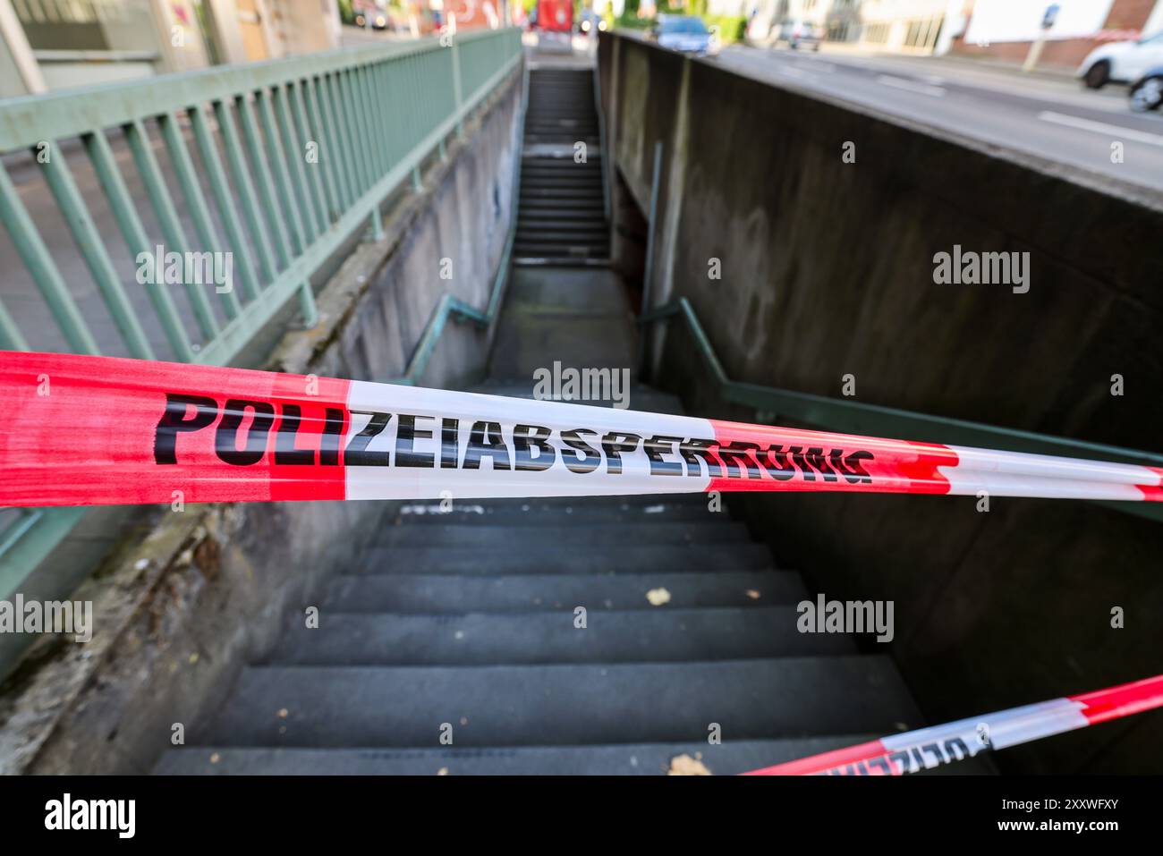 Solingen, Allemagne. 26 août 2024. Des policiers ont bouclé un tunnel piétonnier près du logement des réfugiés où vivait l'auteur présumé de l'attaque mortelle au couteau à Solingen. De nouvelles informations ont été reçues et certaines zones vont maintenant être réinspectées, a indiqué un porte-parole de la police de Düsseldorf. Crédit : Christoph Reichwein/dpa/Alamy Live News Banque D'Images