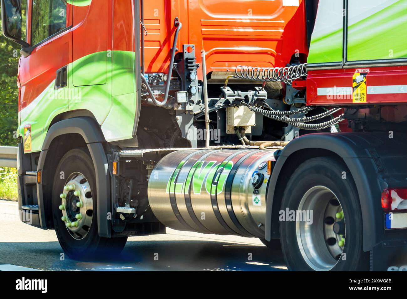 Vue rapprochée d'un camion équipé pour utiliser du gaz naturel, gaz GNL Banque D'Images