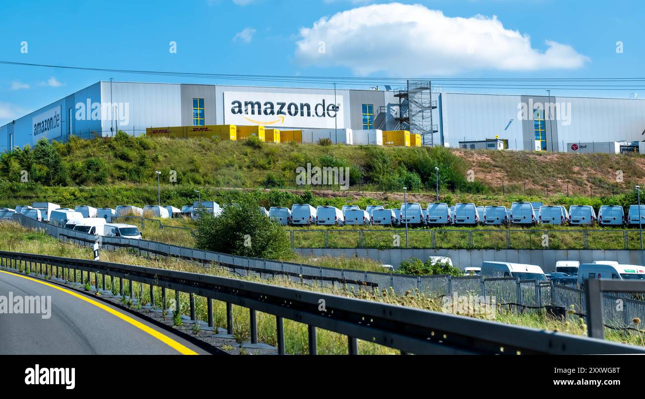 Bad Hersfeld, Allemagne, 15.08.2024 : Amazon entrepôt et centre de distribution bâtiment gère les achats en ligne vente au détail Internet et la technologie d'affaires devel Banque D'Images