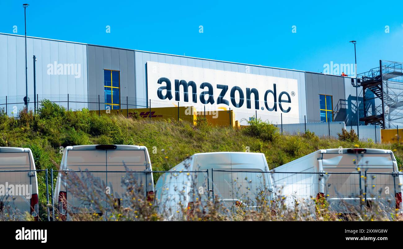 Bad Hersfeld, Allemagne, 15.08.2024 : Amazon entrepôt et centre de distribution bâtiment gère les achats en ligne vente au détail Internet et la technologie d'affaires devel Banque D'Images