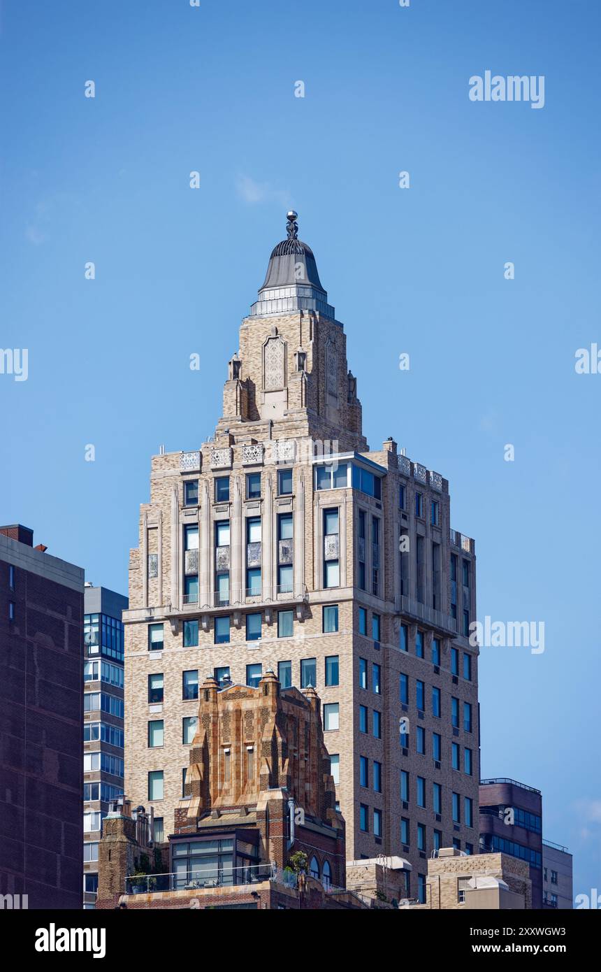 River House, une coopérative résidentielle de luxe au 435 East 52nd Street, surplombant la East River dans la section Midtown East de Manhattan. Banque D'Images River House, une coopérative résidentielle de luxe au 435 East 52nd Street, surplombant la East River dans la section Midtown East de Manhattan. Banque D'Images