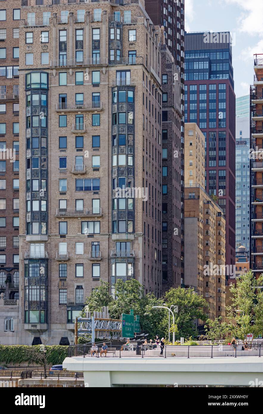 River House, une coopérative résidentielle de luxe au 435 East 52nd Street, surplombant la East River dans la section Midtown East de Manhattan. Banque D'Images River House, une coopérative résidentielle de luxe au 435 East 52nd Street, surplombant la East River dans la section Midtown East de Manhattan. Banque D'Images