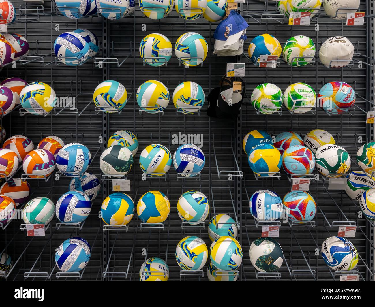 Italie - 30 juillet 2024 : ballons de Beach volley de différentes marques exposés sur les étagères à vendre dans le magasin italien Decathlon Banque D'Images