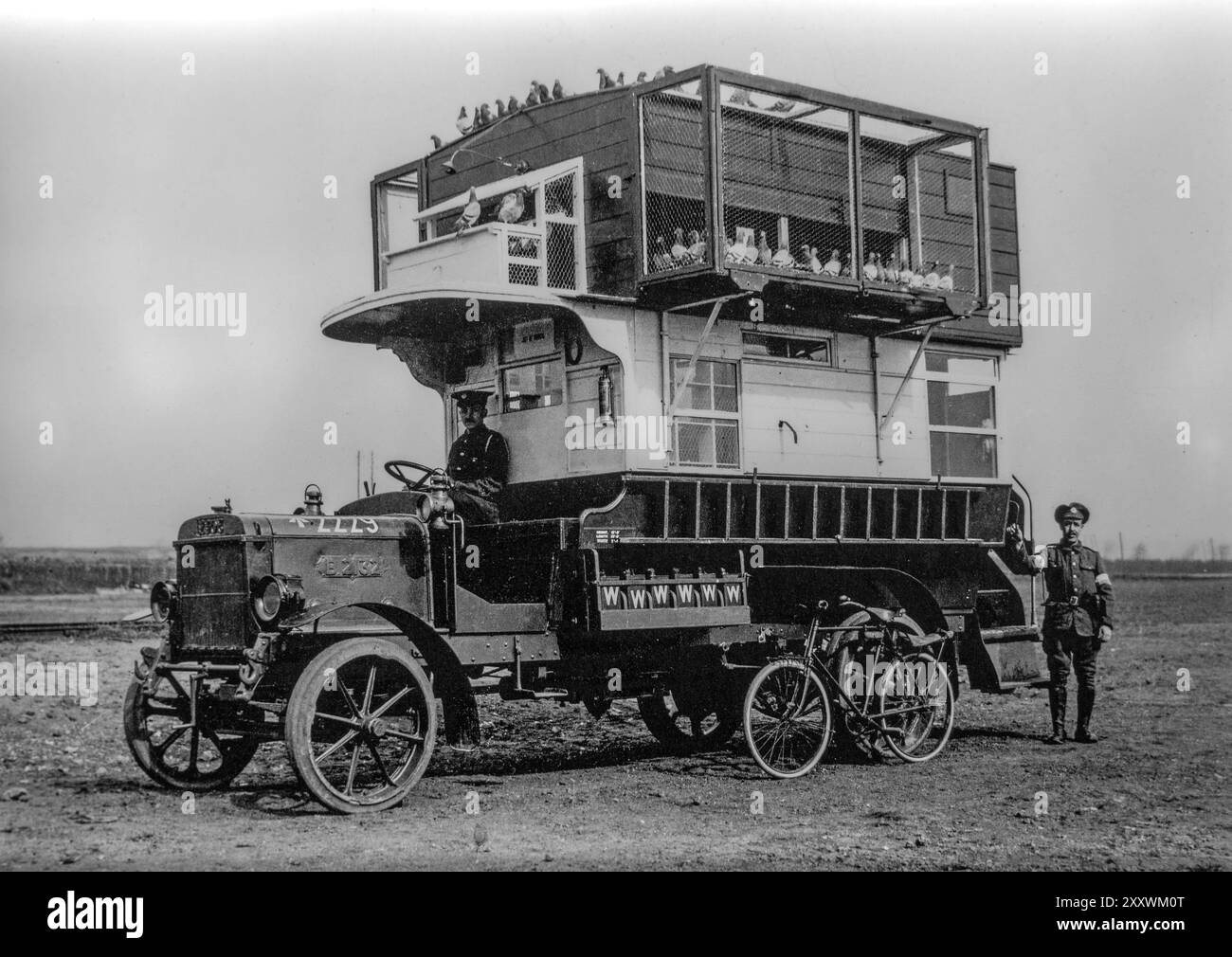 Bus de type B converti en pigeonnier mobile / pigeonnier avec pigeons transporteurs utilisés par la compagnie de signaux britannique de la première Guerre mondiale pour la communication pendant la première Guerre mondiale Banque D'Images Bus de type B converti en pigeonnier mobile / pigeonnier avec pigeons transporteurs utilisés par la compagnie de signaux britannique de la première Guerre mondiale pour la communication pendant la première Guerre mondiale Banque D'Images