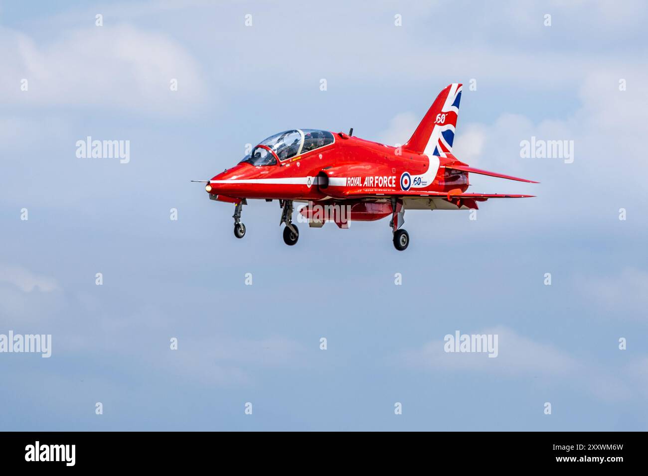 Royal Air Force - Red Arrows BAE Systems Hawk T.1A, arrivant à la RAF Fairford pour se produire au Royal International Air Tattoo 2024. Banque D'Images