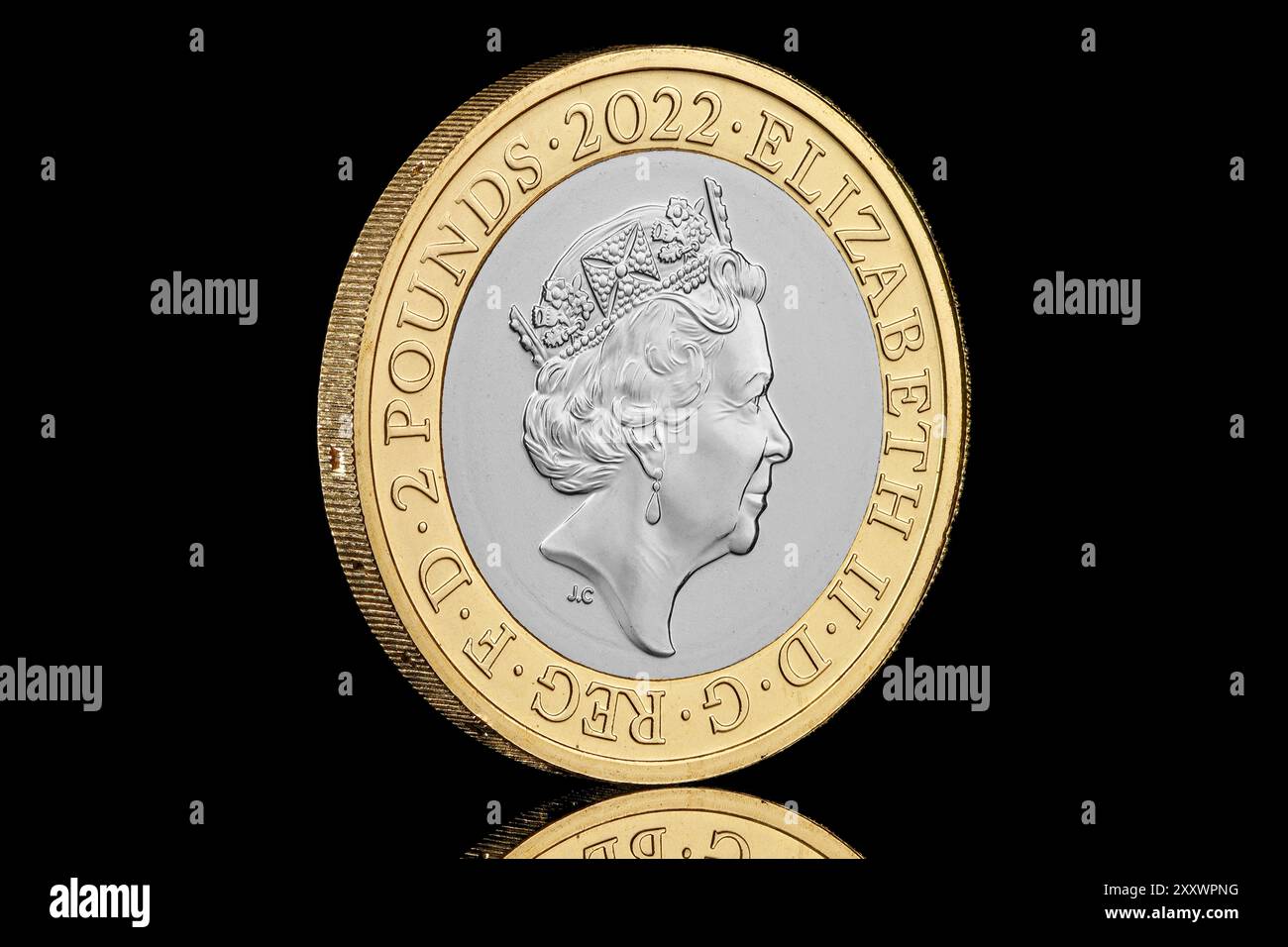 Face avers d'une pièce de 2022 £ 2 pour commémorer la vie et l'héritage de Dame Vera Lynn. Le portrait de la reine Elizabeth II a été conçu par Jody Clark Banque D'Images