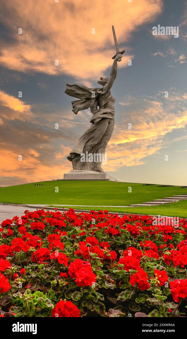 Russie, Volgograd - 01 juin 2024 : vue de côté de la sculpture la mère patrie appelle Mamayev Kurgan depuis un parterre de fleurs avec des pélargoniums écarlate. Monument- Banque D'Images Russie, Volgograd - 01 juin 2024 : vue de côté de la sculpture la mère patrie appelle Mamayev Kurgan depuis un parterre de fleurs avec des pélargoniums écarlate. Monument- Banque D'Images