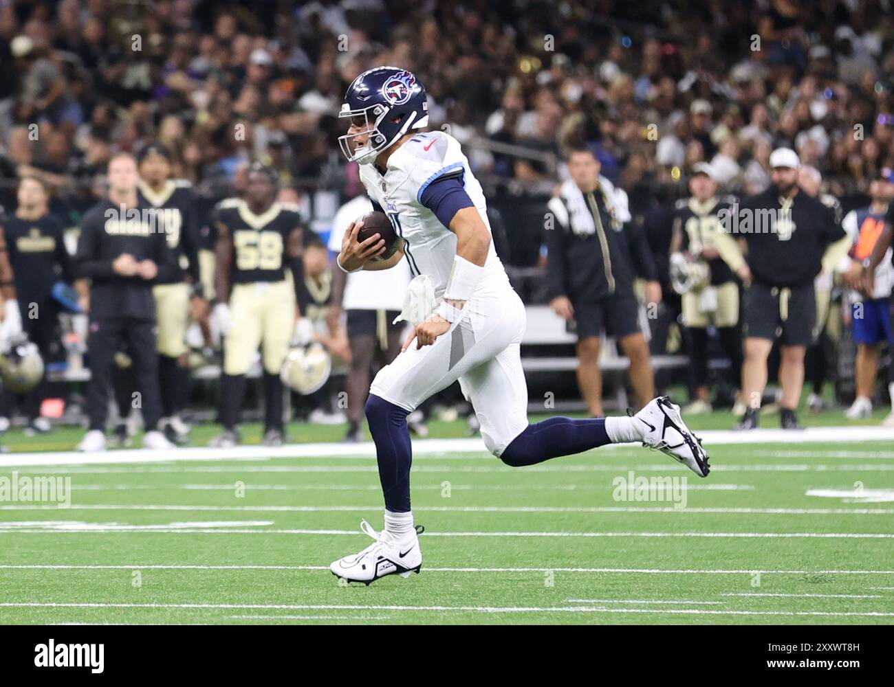 La Nouvelle-Orléans, États-Unis. 25 août 2024. Le quarterback des Titans du Tennessee Mason Rudolph (11 ans) se précipite pour un certain kilométrage lors d'un match de pré-saison de la National Footbal League au Caesars Superdome le dimanche 25 août 2024 à la Nouvelle-Orléans, en Louisiane. (Photo de Peter Forest/SipaUSA) crédit : Sipa USA/Alamy Live News Banque D'Images