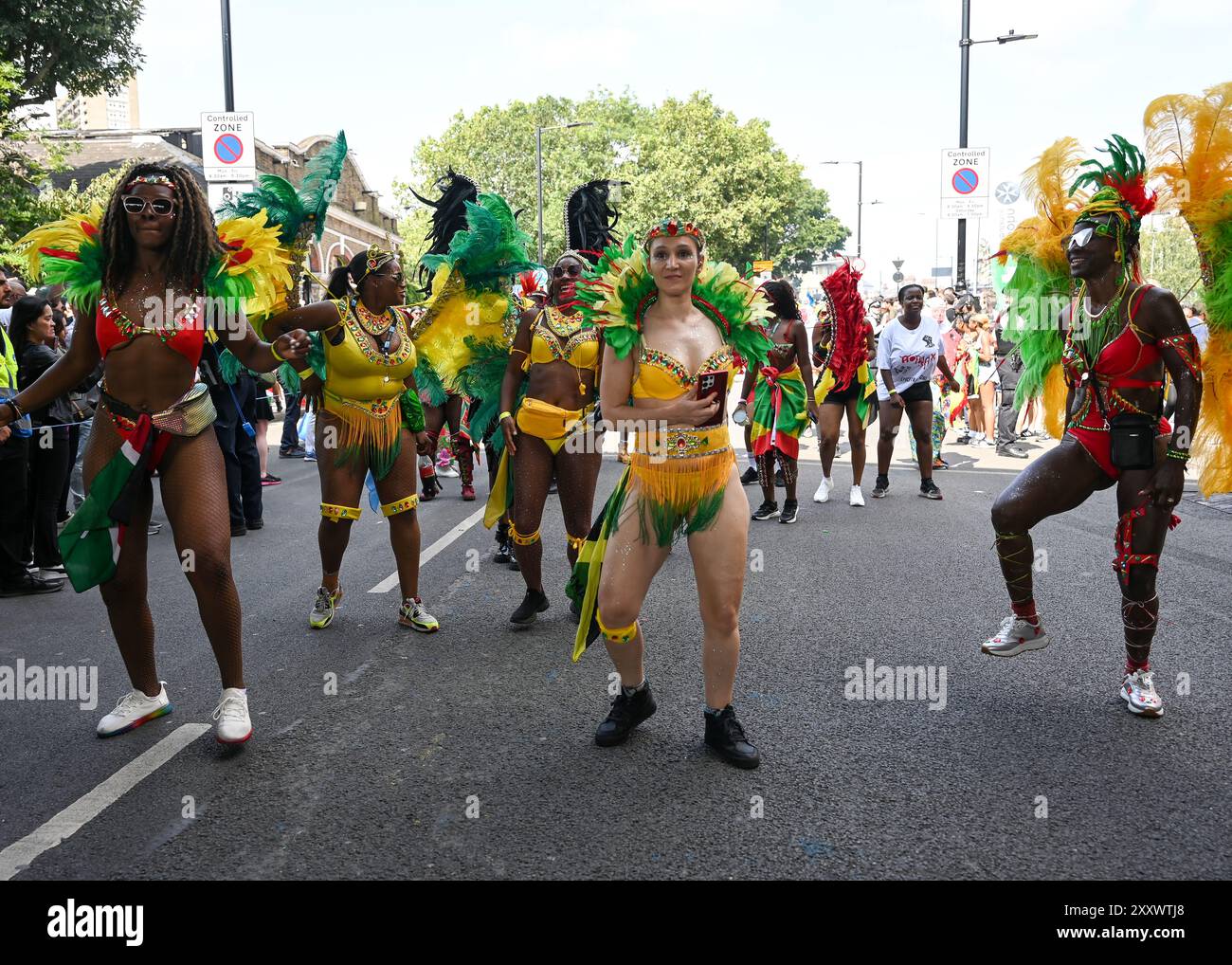 LONDRES, ROYAUME-UNI. 26 août 2024. Des milliers de personnes pacifiques ont assisté à la parade spectaculaire et colorée au Carnaval de Notting Hill 2024. Chaque année, je viens au Carnaval de Notting Hill et je n'ai jamais de problème. La région de Westbourne Park est mon endroit préféré pour regarder la parade, sans les gens stupides n'ont pas de couleur. Vous trouverez de la nourriture et des boissons ainsi qu''un espace pour les enfants juste au coin de la rue, dans le parc Westbourne. Évitez les endroits bruyants et bondés où il y a des individus stupides qui prennent de la drogue et boivent trop d'alcool à Londres, au Royaume-Uni. ( Credit : Voir Li/Picture Capital/Alamy Live News Banque D'Images