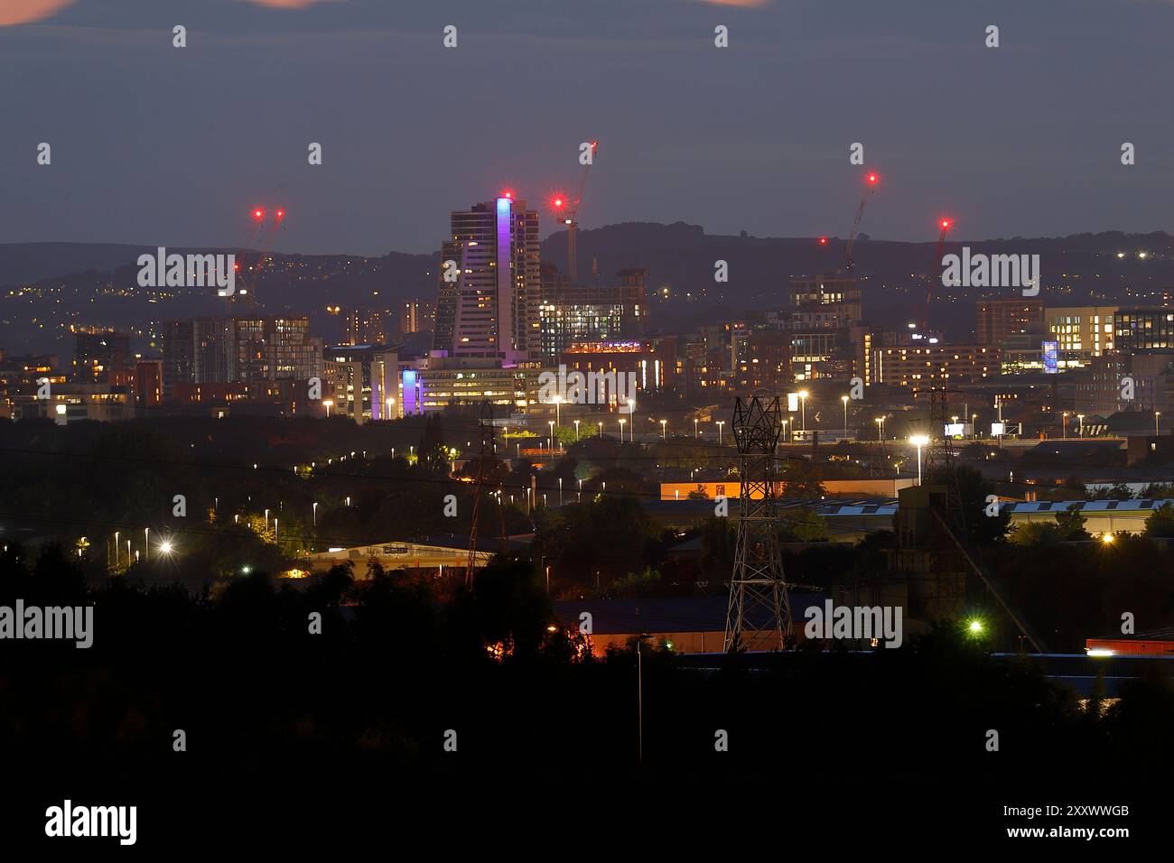 Une vue lointaine sur le centre-ville de Leeds la nuit Banque D'Images