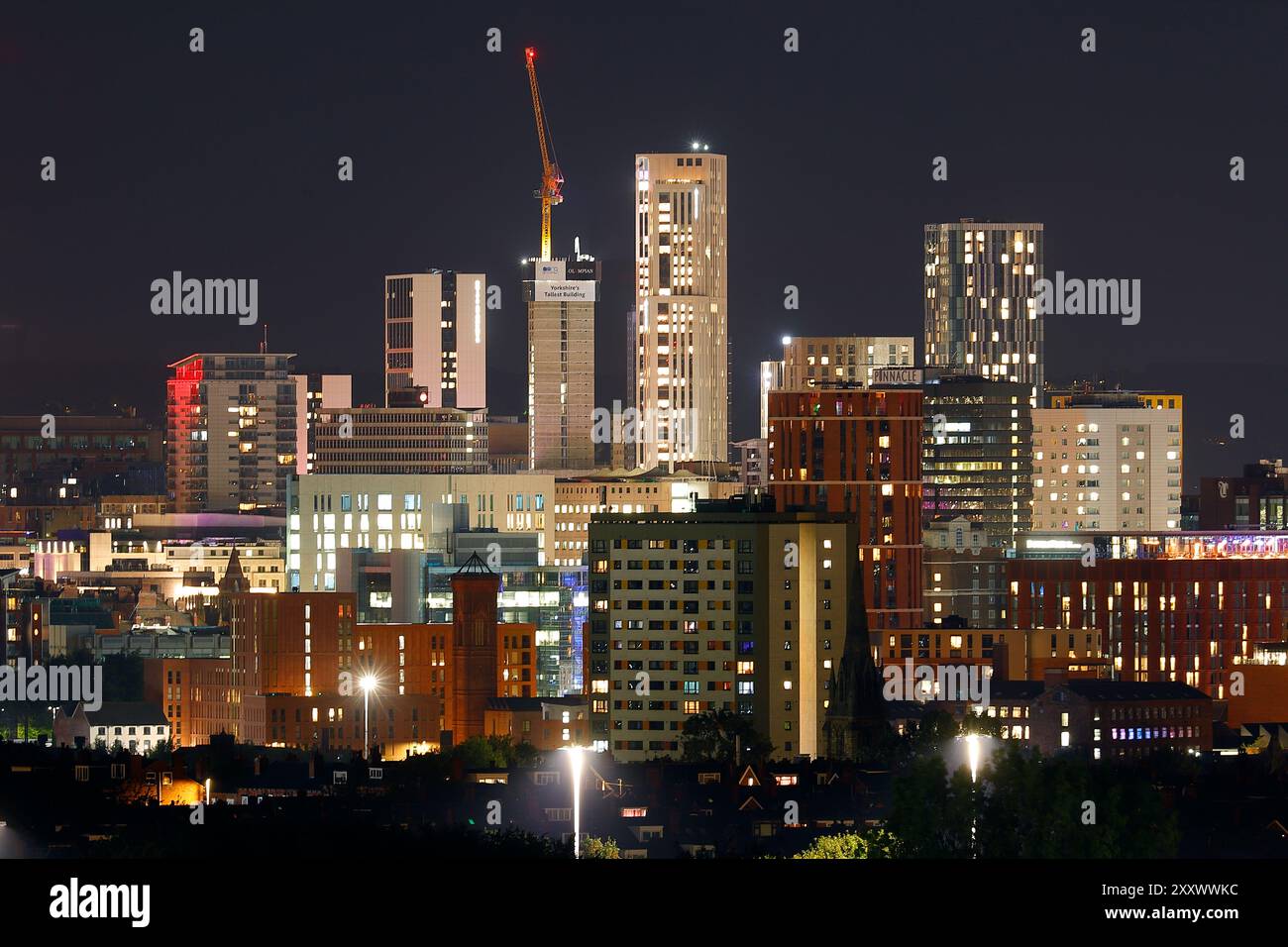 Une vue lointaine sur le centre-ville de Leeds la nuit Banque D'Images