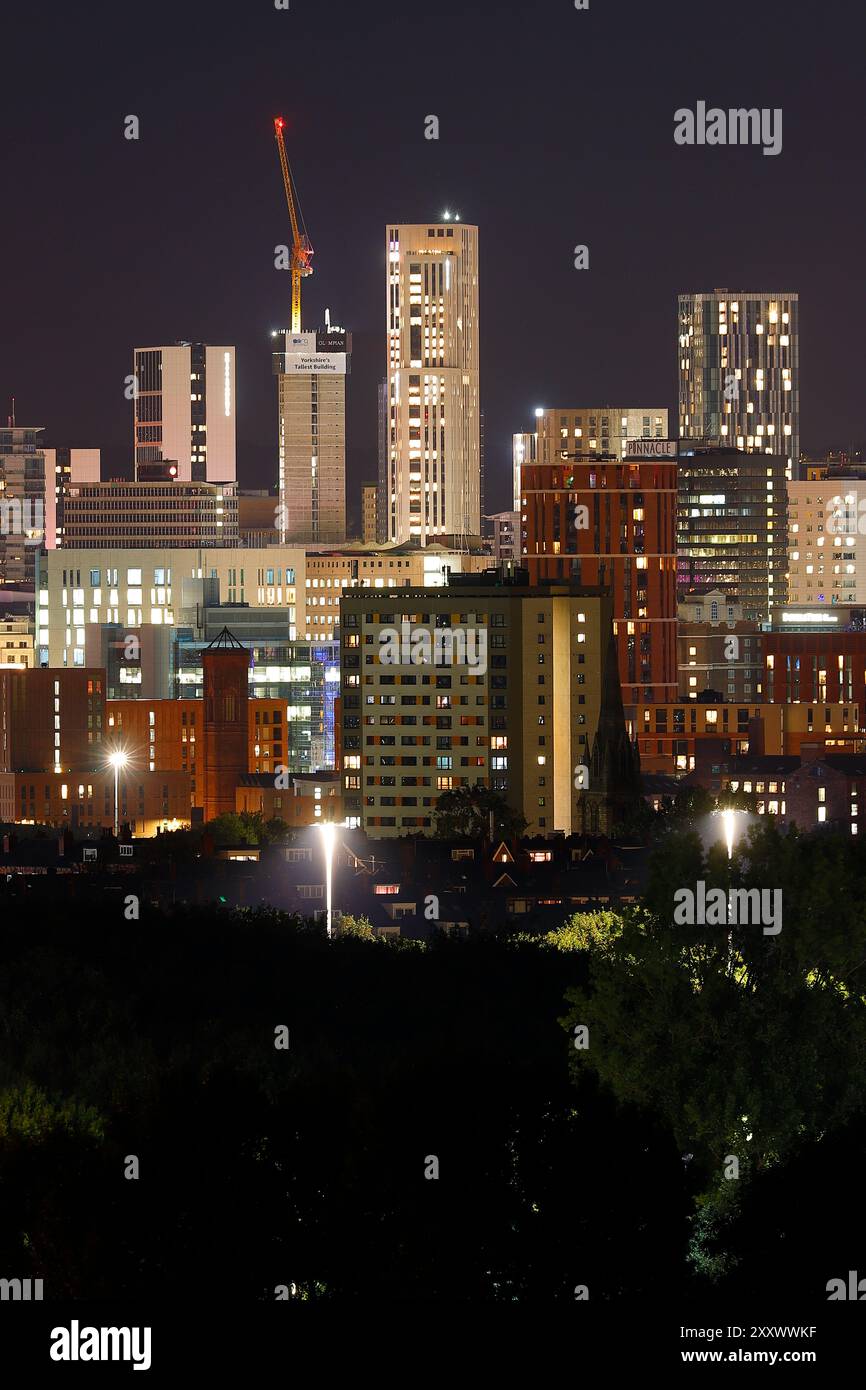 Une vue lointaine sur le centre-ville de Leeds la nuit Banque D'Images