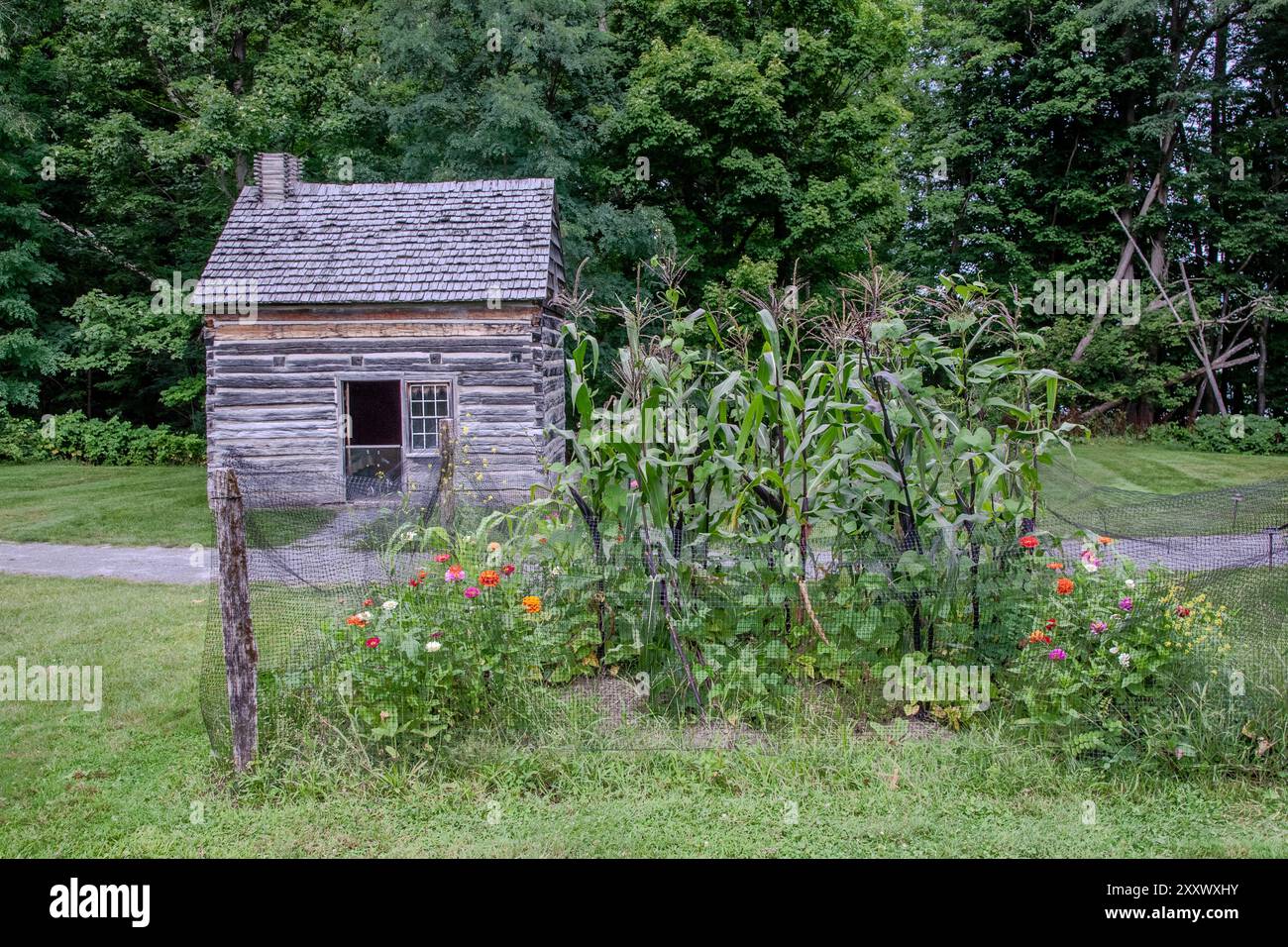 La maison en rondins de la nation Tonawanda Seneca construite dans les années 1790 réside à Cooperstown dans le nord de l'État de New York Banque D'Images