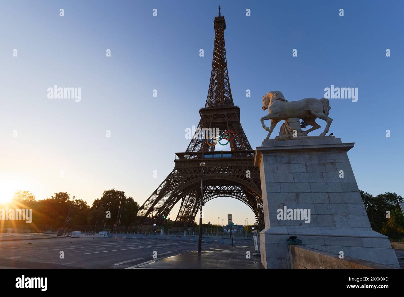 La vue de la tour Eiffel avec les anneaux olympiques des Jeux Olympiques de Paris 2024 au lever