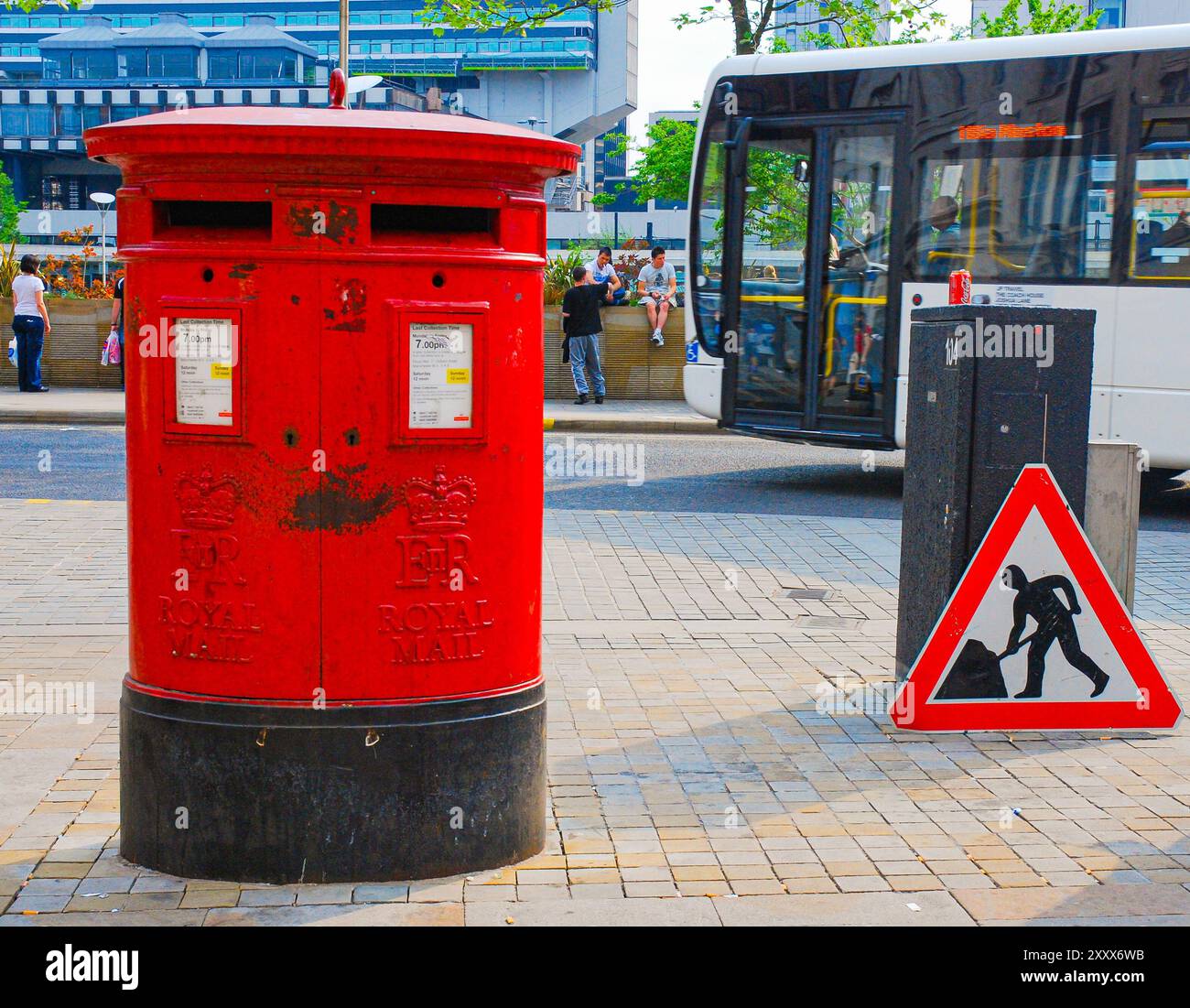 Boîte aux lettres rouge anglaise classique dans la rue à Manchester City Banque D'Images