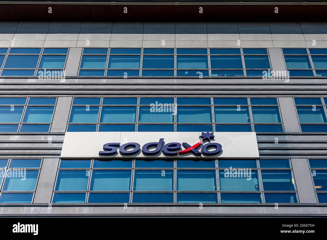 Enseigne et logo sur le siège de Sodexo à Issy-les-Moulineaux, France. Sodexo est une société française de services alimentaires et de gestion d’installations Banque D'Images