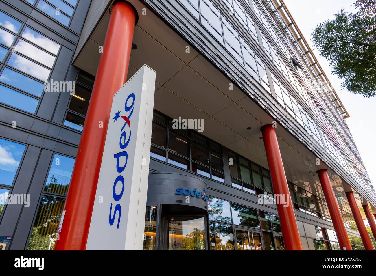 Entrée au siège de Sodexo à Issy-les-Moulineaux, France. Sodexo est une société française de services alimentaires et de gestion d’installations Banque D'Images