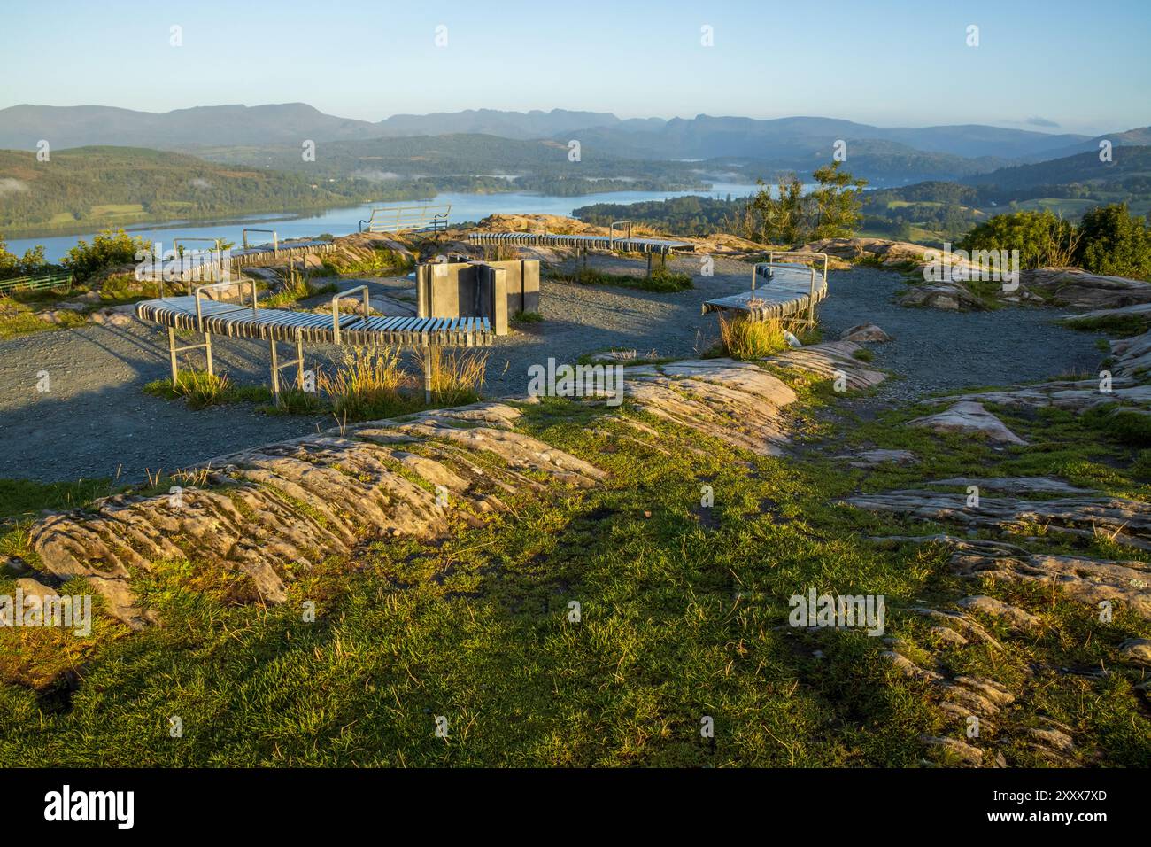 Une belle vue de Windermere depuis Orrest Head ViewPoint dans le parc national du Lake District en Angleterre au lever du soleil par un magnifique matin d'été. Banque D'Images