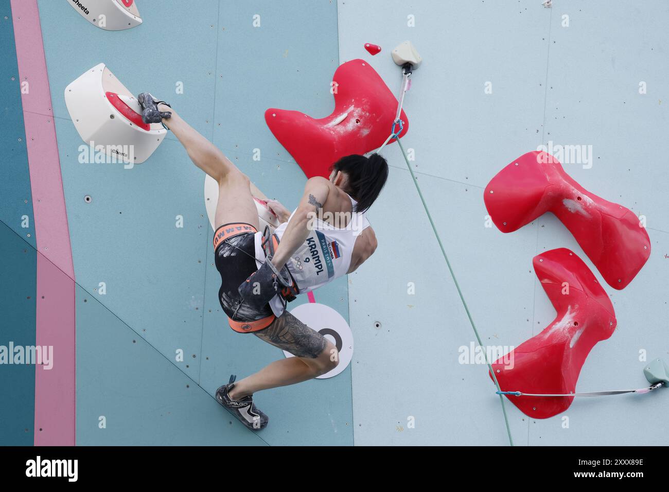 Olympische Spiele à Paris 202403.08.2024 Sportklettern ( escalade sportive ) dans le Bourget Boulder und Lead terrain de jeu -entraînement Mia KRAMPL (SLO) Foto : Norbert Schmidt,Duesseldorf Banque D'Images