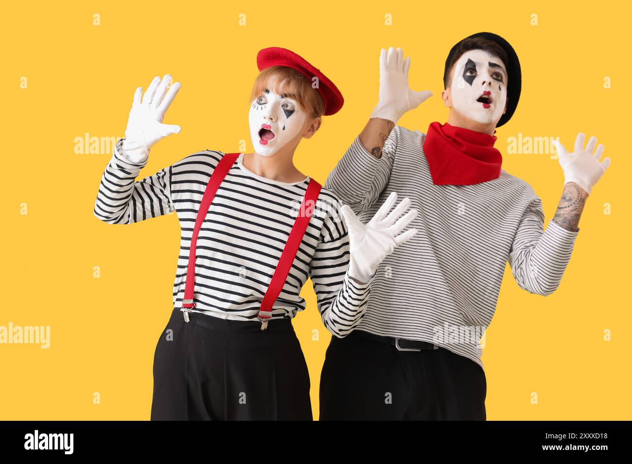 Couple de pantomimistes sur fond jaune Banque D'Images