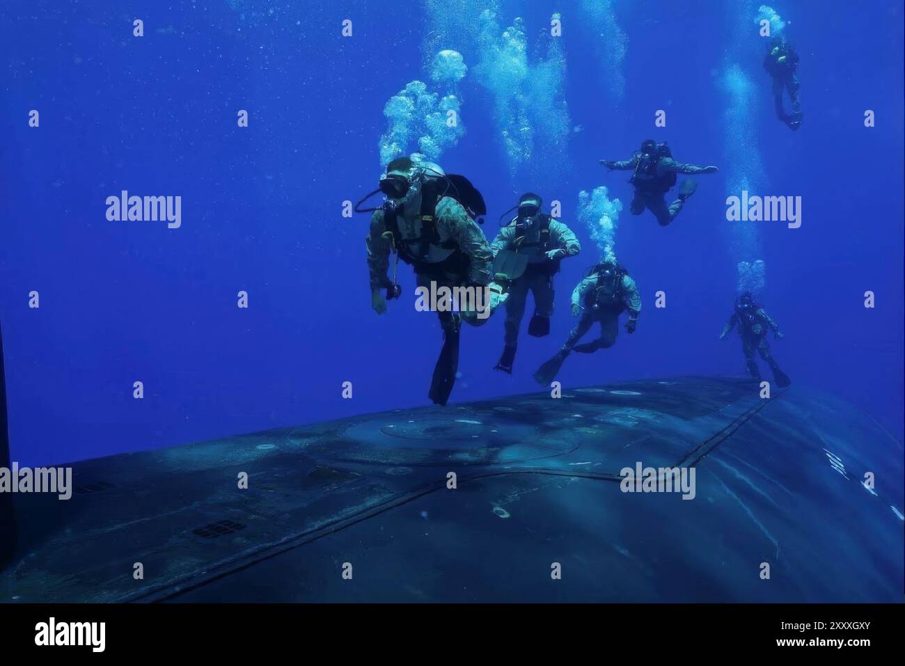 Mer Méditerranée, Italie. 27 juillet 2024. Les commandos des Marines des États-Unis de la 2nd Force reconnaissance Company, affectés à la Task Force 61/2, émergent sous l'eau de l'abri à pont sec du sous-marin USS Georgia de classe Ohio alors qu'il est en route en mer Méditerranée, le 27 juillet 2024 au large des côtes italiennes. Crédit : PO2 Almagissel Schuring/US Navy photo/Alamy Live News Banque D'Images