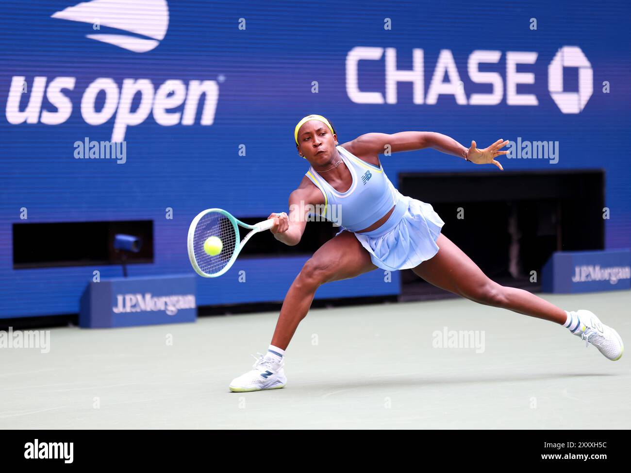 26 août 2024 - Flushing Meadows, US Open : numéro 3 Seed, Coco Gauff of the, États-Unis. En action contre Varvara Gracheva, de France, lors de leur match de premier tour le premier jour de l'US Open. GAUFF a gagné en sets consécutifs crédit : Adam Stoltman/Alamy Live News Banque D'Images