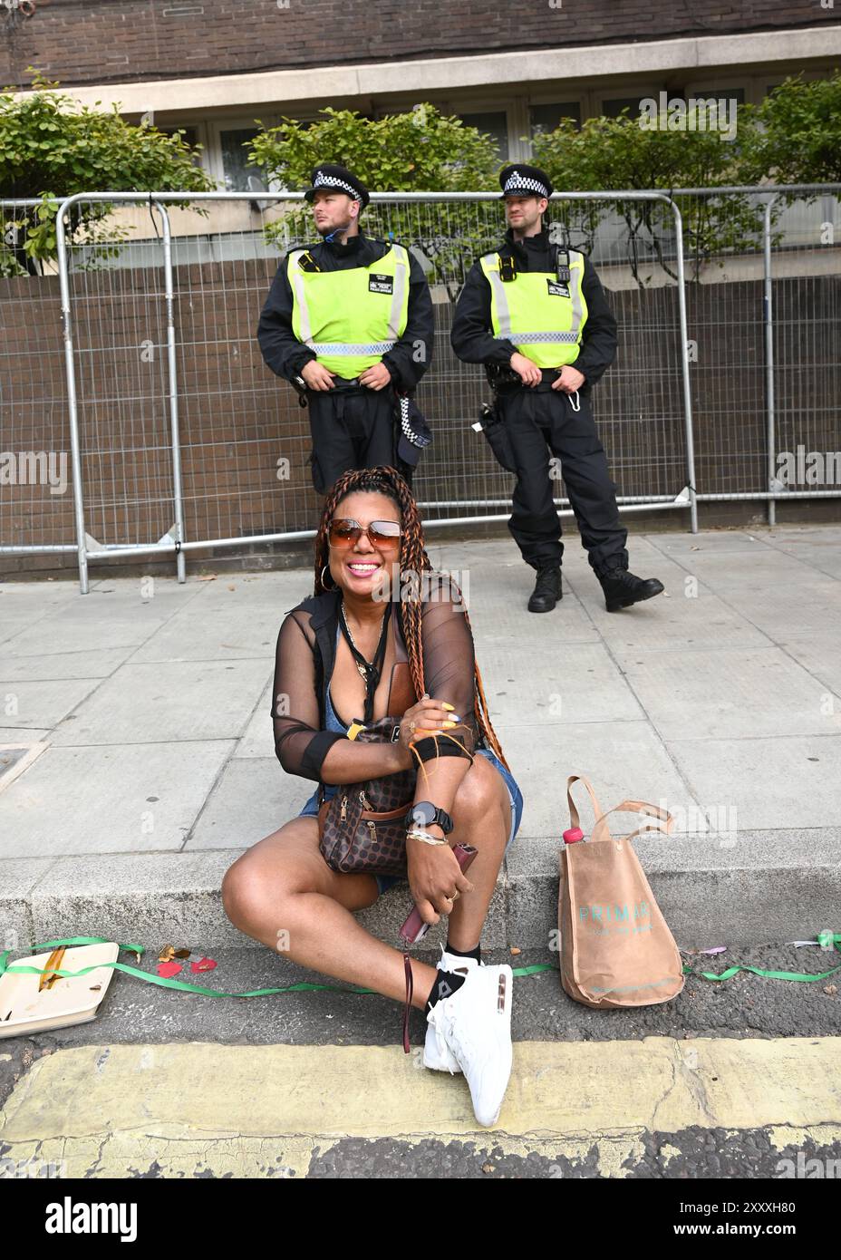 LONDRES, ROYAUME-UNI. 26 août 2024. Des milliers de personnes pacifiques ont assisté à la parade spectaculaire et colorée au Carnaval de Notting Hill 2024. Chaque année, je viens au Carnaval de Notting Hill et je n'ai jamais de problème. La région de Westbourne Park est mon endroit préféré pour regarder la parade, sans les gens stupides n'ont pas de couleur. Vous trouverez de la nourriture et des boissons ainsi qu''un espace pour les enfants juste au coin de la rue, dans le parc Westbourne. Évitez les endroits bruyants et bondés où il y a des individus stupides qui prennent de la drogue et boivent trop d'alcool à Londres, au Royaume-Uni. ( Credit : Voir Li/Picture Capital/Alamy Live News Banque D'Images