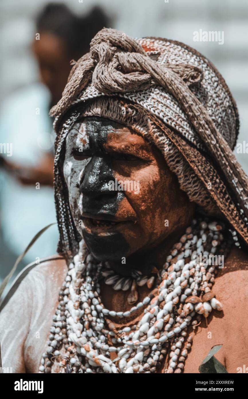 Une femme des Highlands en Papouasie-Nouvelle-Guinée, ornée d'une tenue traditionnelle vibrante, mettant en valeur les couleurs riches et le patrimoine culturel de sa région. Banque D'Images