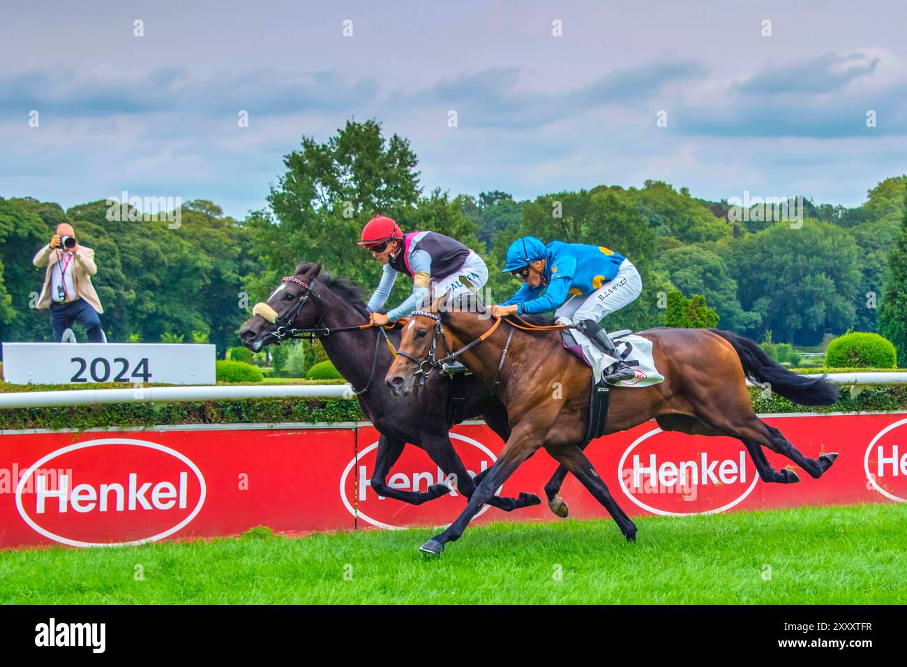 Impression de la course hippique 'Henkel Preis der Diana' de 2024 à Düsseldorf, la deuxième course hippique la plus riche d'Allemagne après 'Deutsches Derby' à Hambourg Banque D'Images