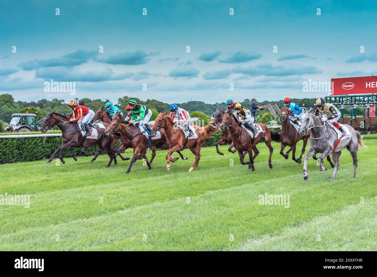 Impression de la course hippique 'Henkel Preis der Diana' de 2024 à Düsseldorf, la deuxième course hippique la plus riche d'Allemagne après 'Deutsches Derby' à Hambourg Banque D'Images