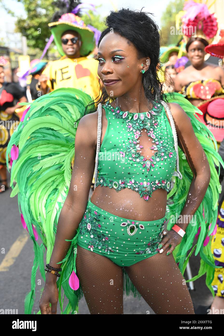 LONDRES, ROYAUME-UNI. 26 août 2024. Paraders Assemblée pour le défilé spectaculaire et coloré du Carnaval de Notting Hill 2024. Chaque année, je viens au Carnaval de Notting Hill et je n'ai jamais de problème. La région de Westbourne Park est mon endroit préféré pour regarder la parade, sans les gens stupides n'ont pas de couleur. Vous trouverez de la nourriture et des boissons ainsi qu''un espace pour les enfants juste au coin de la rue, dans le parc Westbourne. Évitez les endroits bruyants et bondés où il y a des individus stupides qui prennent de la drogue et boivent trop d'alcool à Londres, au Royaume-Uni. ( Credit : Voir Li/Picture Capital/Alamy Live News Banque D'Images