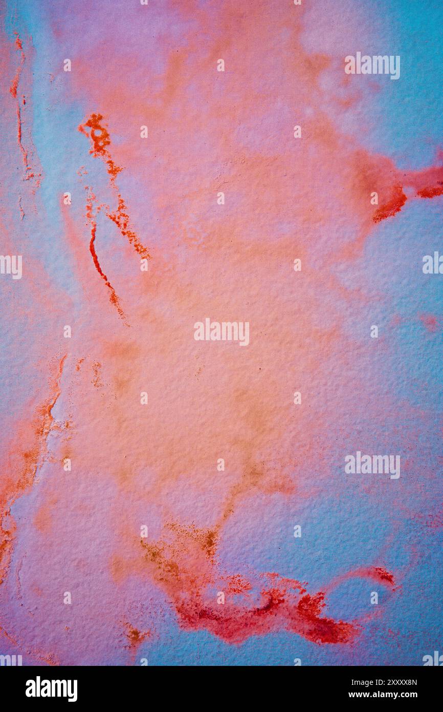 Mur avec des taches d'aquarelle psychédélique dans les tons de bleu, rouge, orange et violet. Banque D'Images