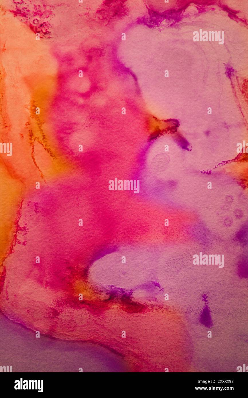 Taches d'aquarelle psychédélique sur le mur dans les tons de rose et d'orange. Banque D'Images