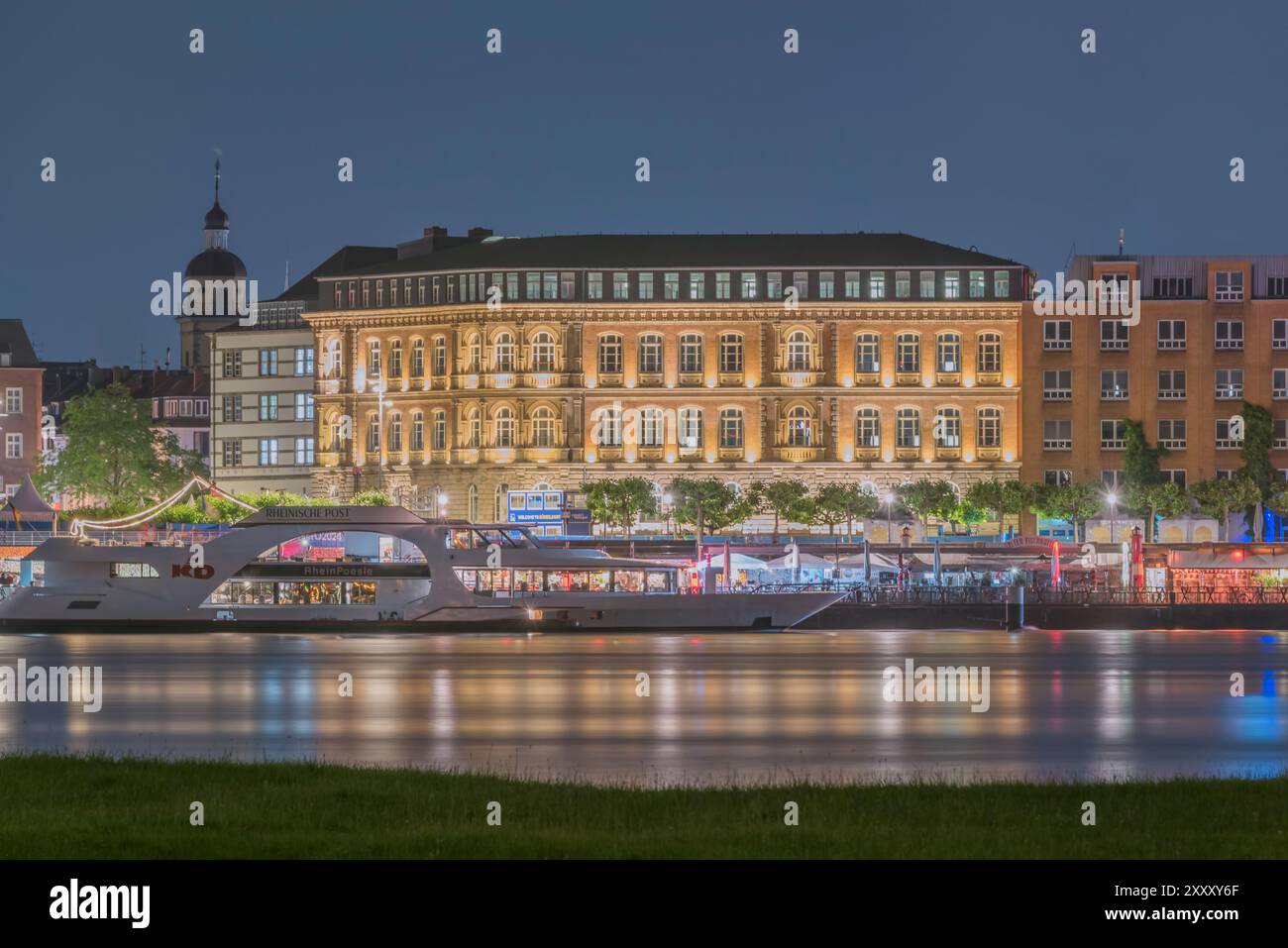Vue de nuit de Düsseldorf-Oberkassel vers la vieille ville avec 'Rheinuferpromenade' et l'église de Neander Banque D'Images