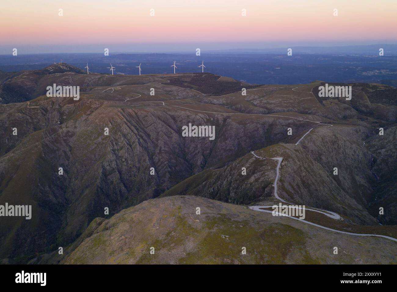 Vue aérienne du drone Serra da Freita sur la route Arouca Geopark avec des éoliennes au coucher du soleil, au Portugal Banque D'Images