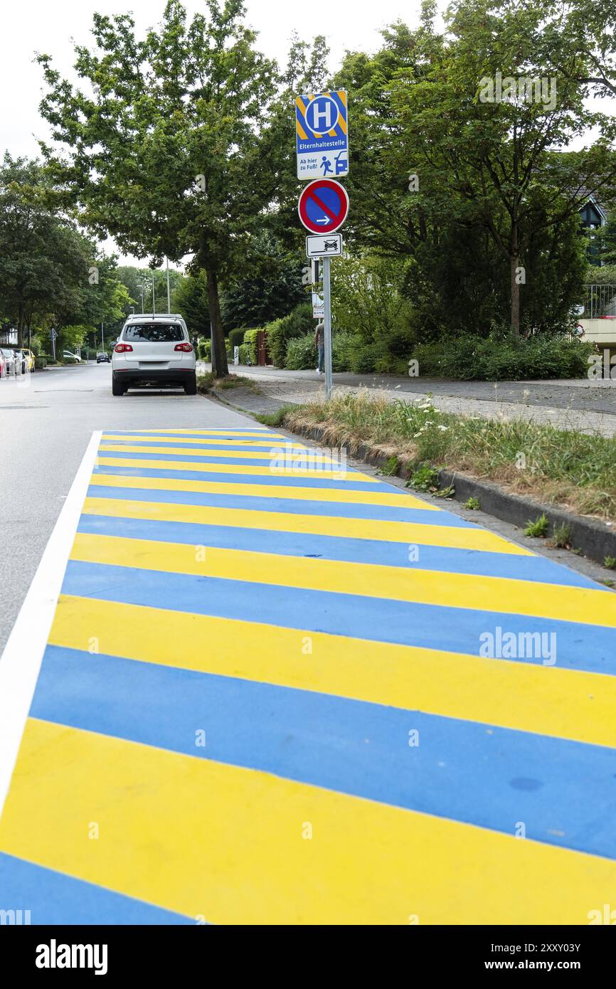 Quartier hachuré dans une rue, arrêt parent à Monheim am Rhein Banque D'Images