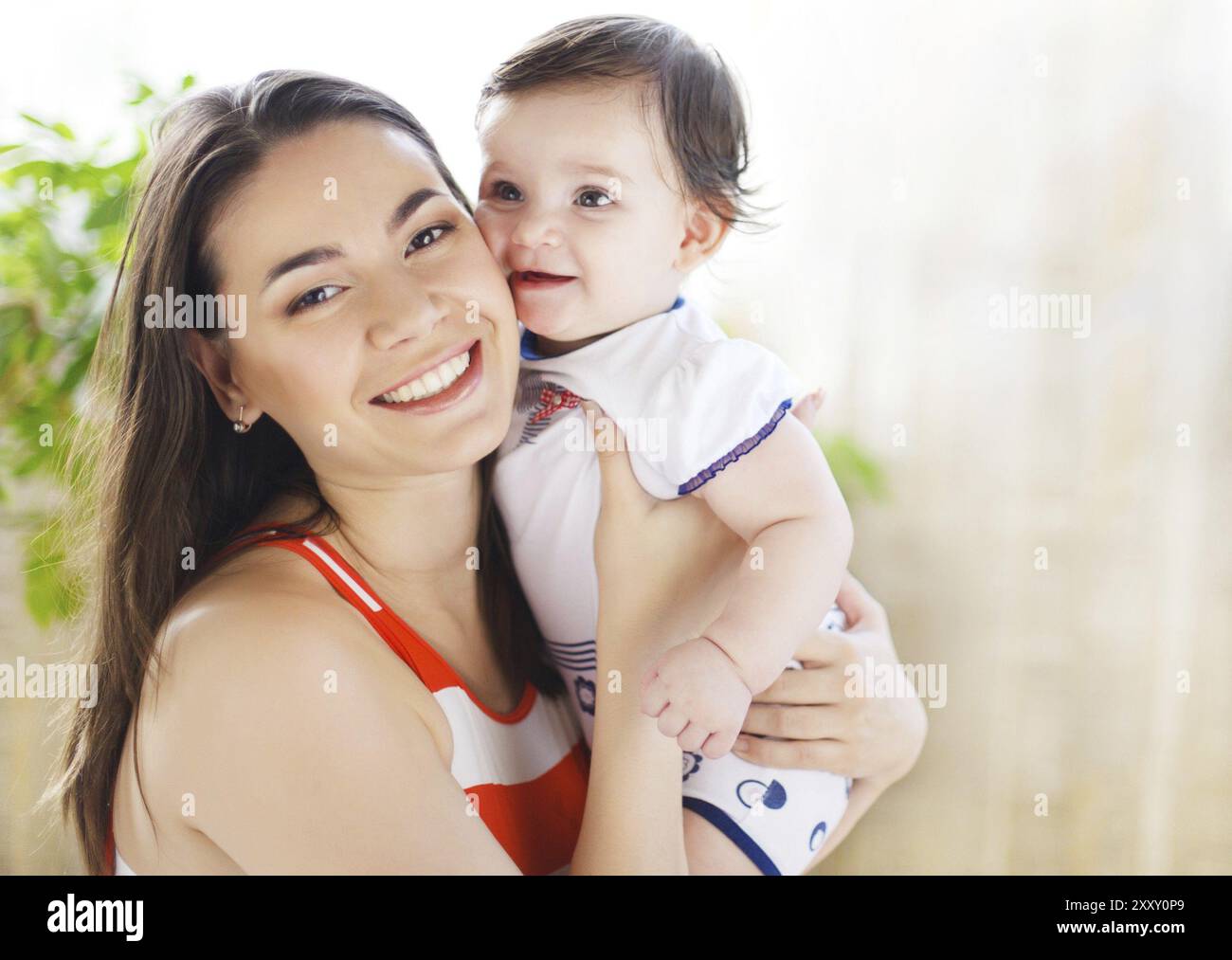 Happy smiling mother avec huit mois d'intérieur bébé fille Banque D'Images