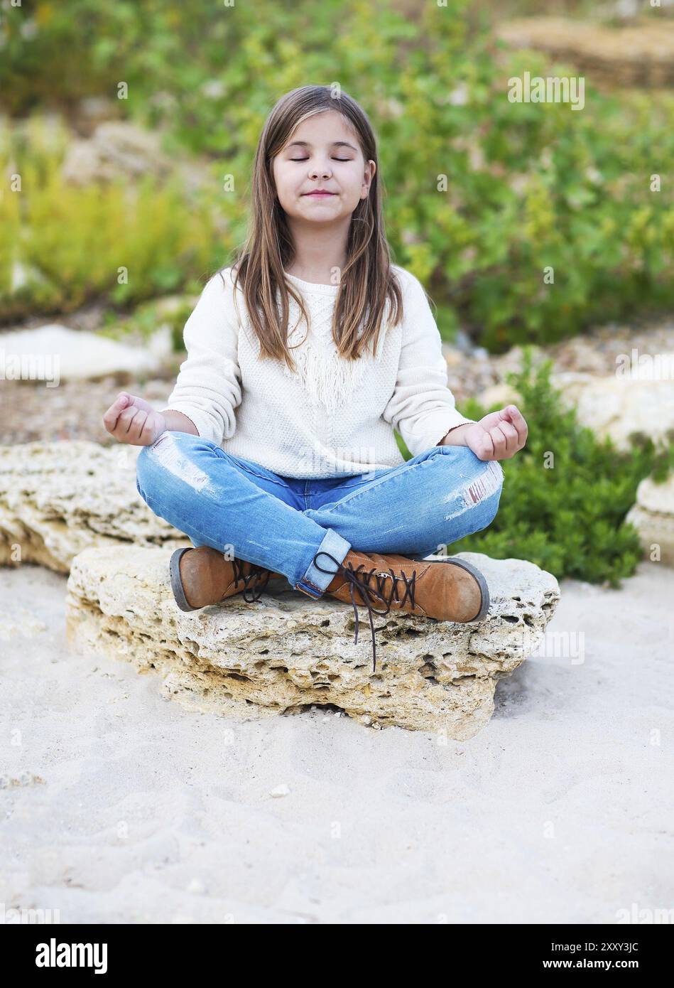 Portrait de la happy little girl outdoors Banque D'Images