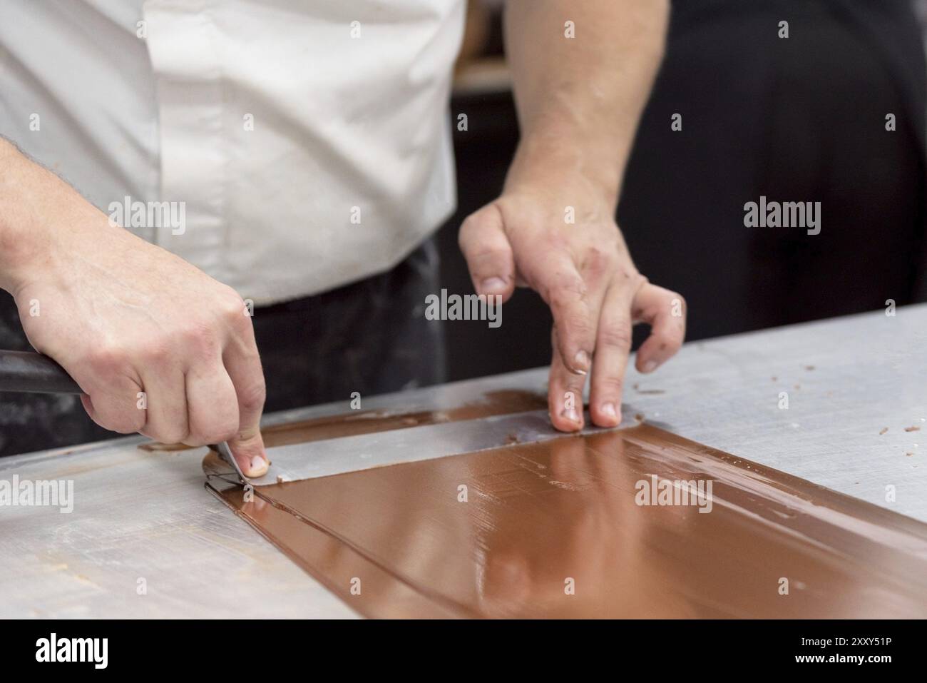 Confiseur professionnel fabriquant des bonbons au chocolat à la confiserie Banque D'Images