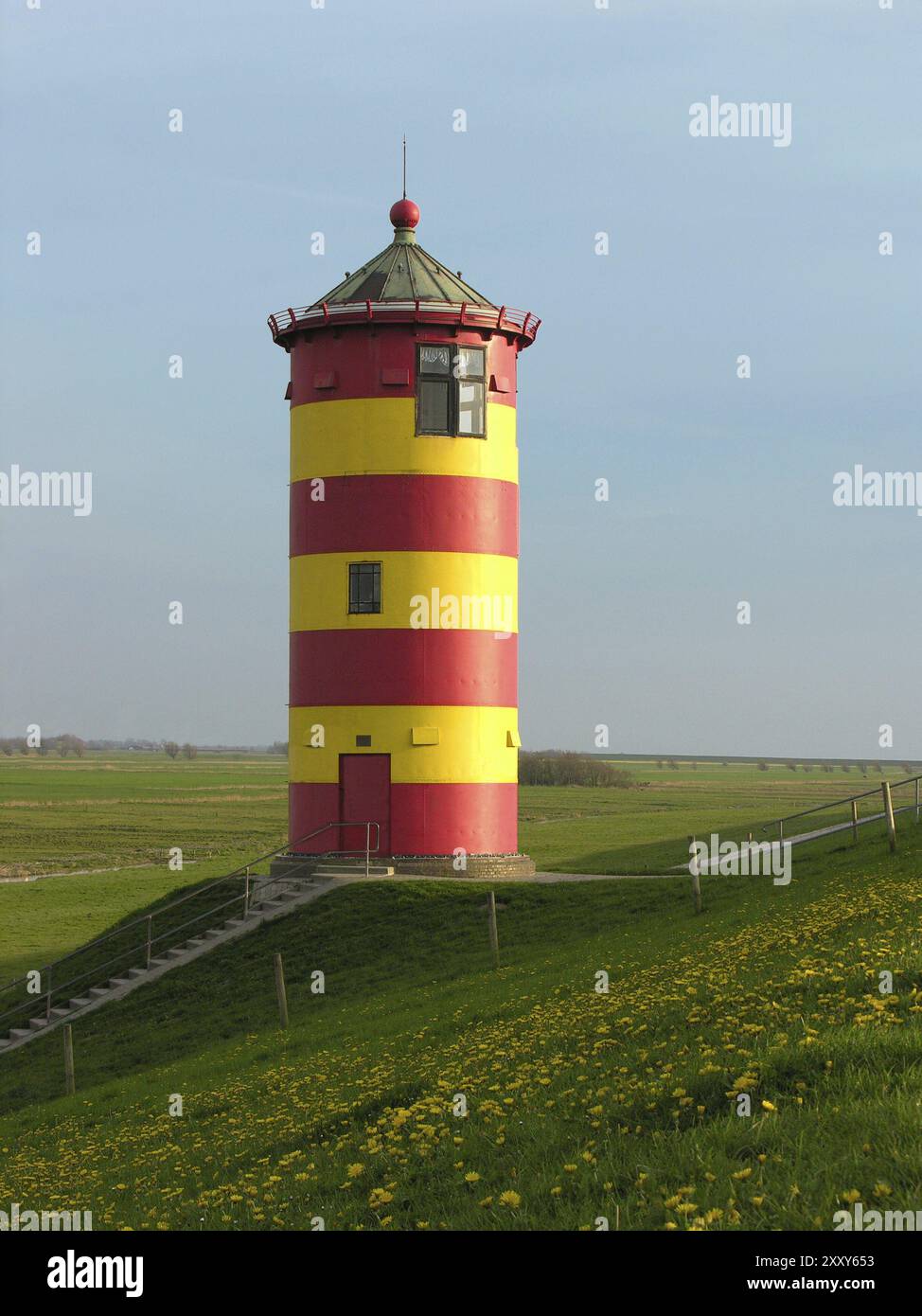 Le phare de Pilsum, une marque déposée, sert maintenant de bureau d'enregistrement et est un point de repère de la Frise orientale Banque D'Images