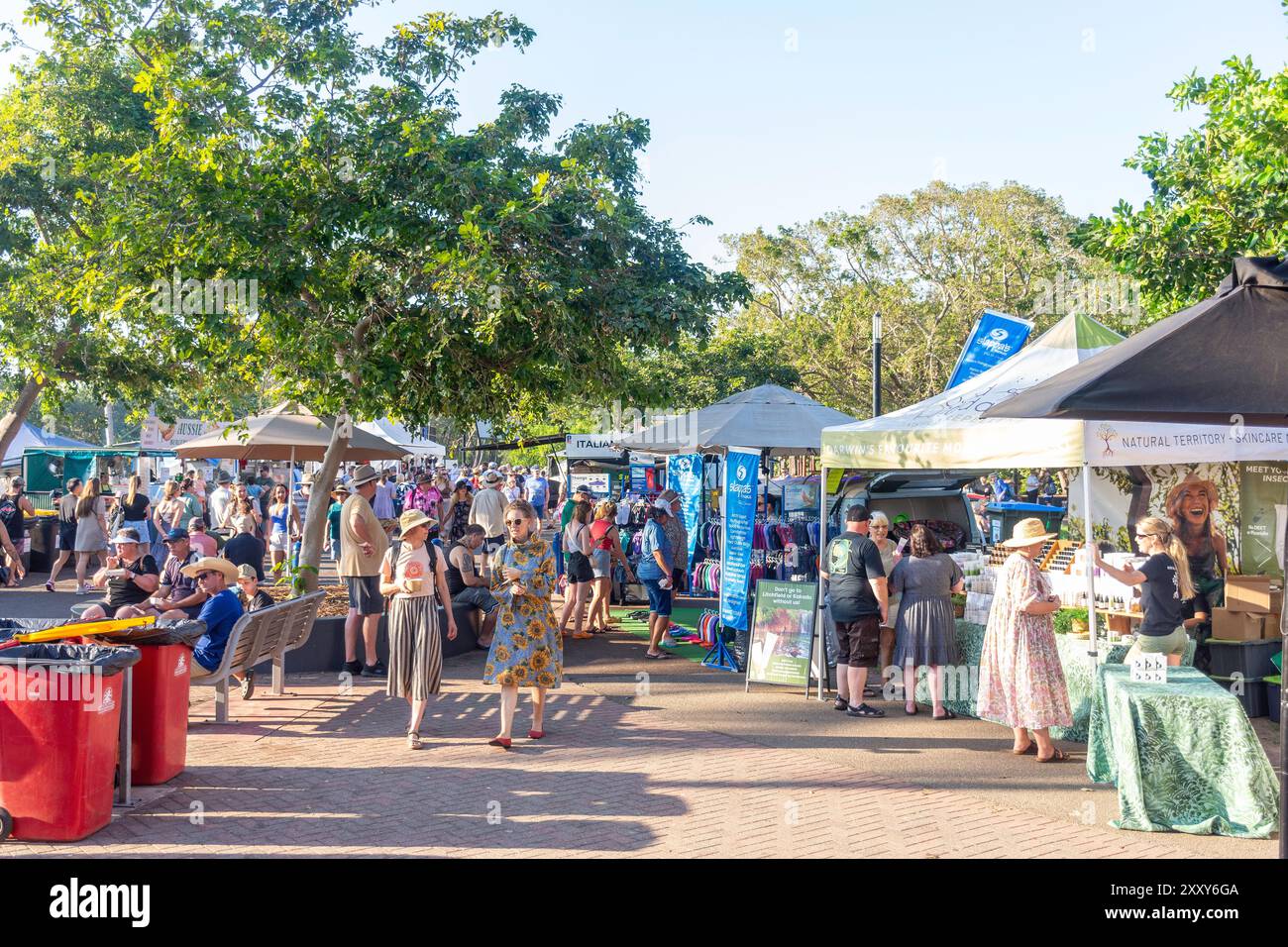 Stands de nourriture asiatiques, marché au coucher du soleil de Mindil Beach, jardins, ville de Darwin, territoire du Nord, Australie Banque D'Images