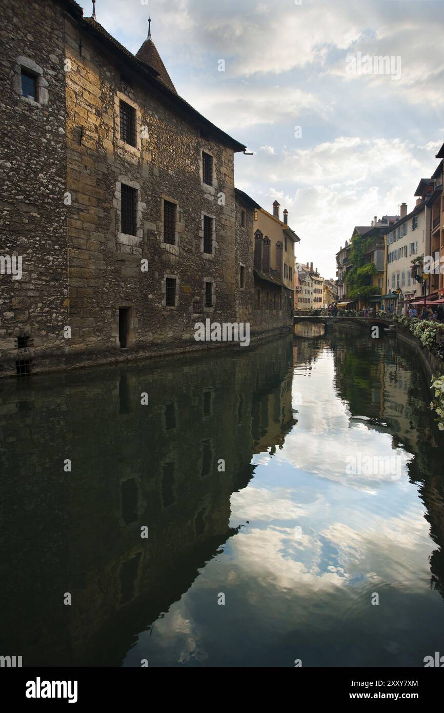 L'ancienne prison d'Annecy, Palais de l'isle, se reflète dans un canal Banque D'Images