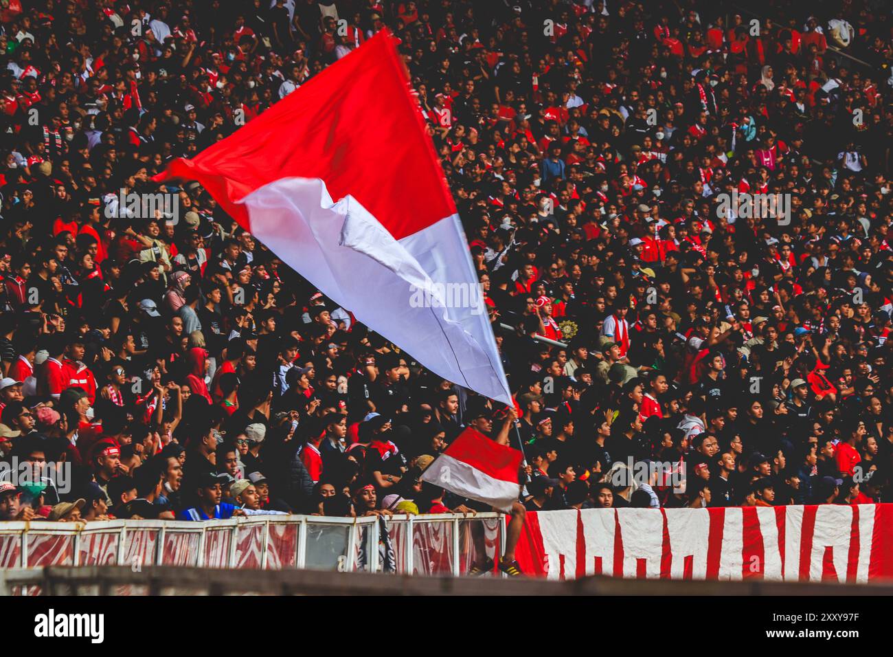 Jakarta, Indonésie - 22 décembre 2022 : euphorie des supporters soutenant l'équipe nationale de football d'Indonésie au stade Gelora Bung Karno Banque D'Images