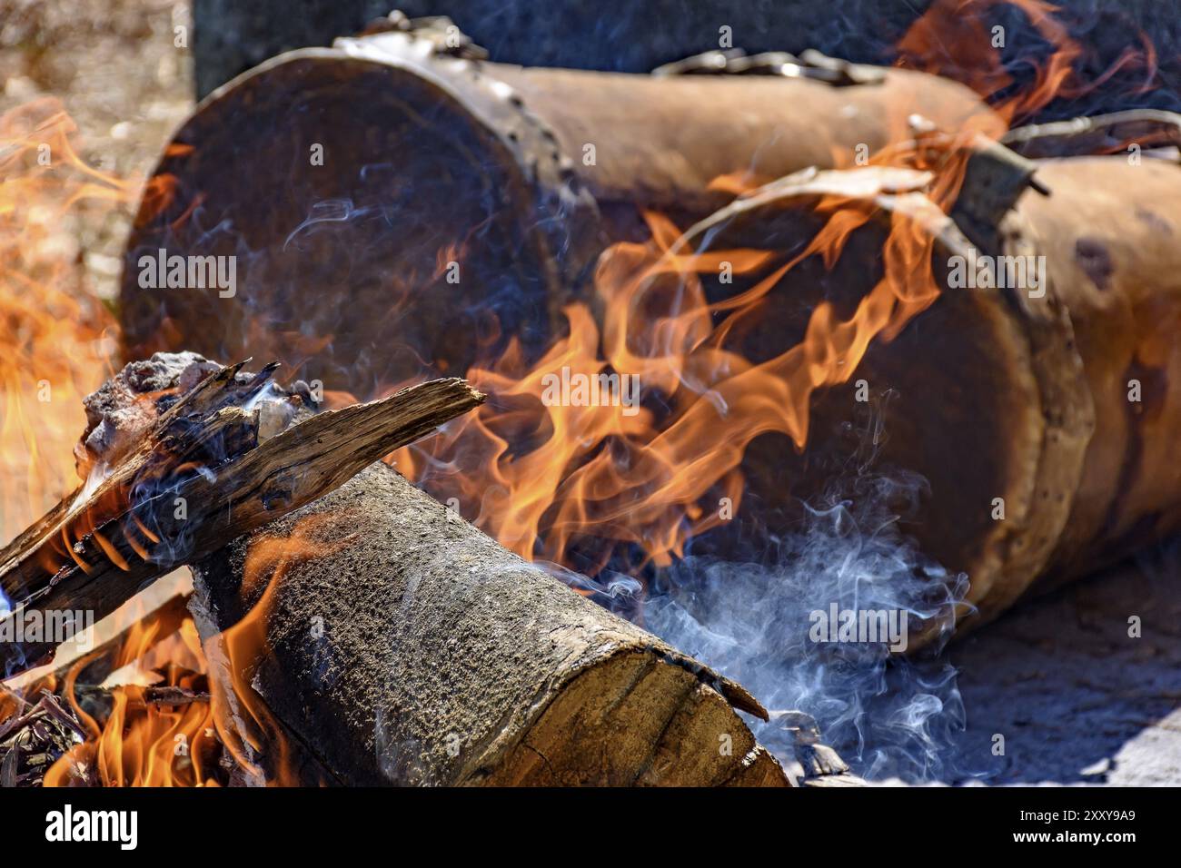 Tambours ethniques utilisés dans Candobe festival religieux appelé Notre Dame du Rosaire à Lagoa Santa, Minas Gerais près du feu pour que le cuir étirer un Banque D'Images